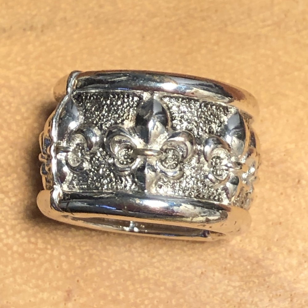 NIP Fleur de Lis Silver stretch band ring Size 7